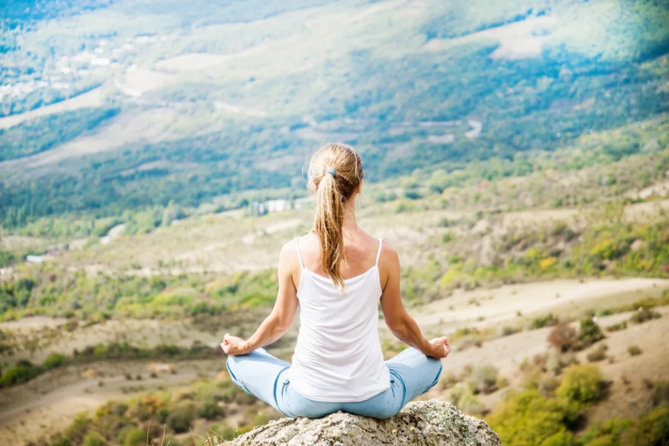 Медитация меняющая. Йога в горах. Садхана йога. Пранаяма. Девушка йога горы.
